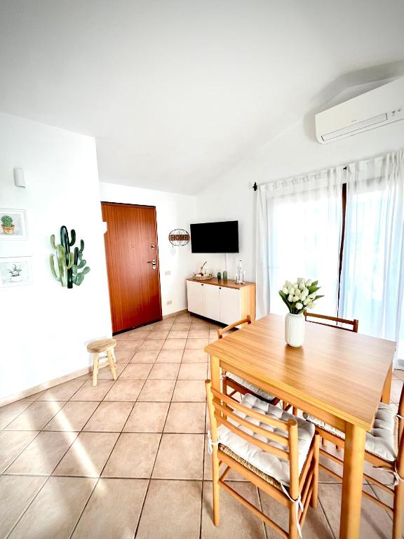 A television and/or entertainment centre at Casa Carmen - Attico vista mare
