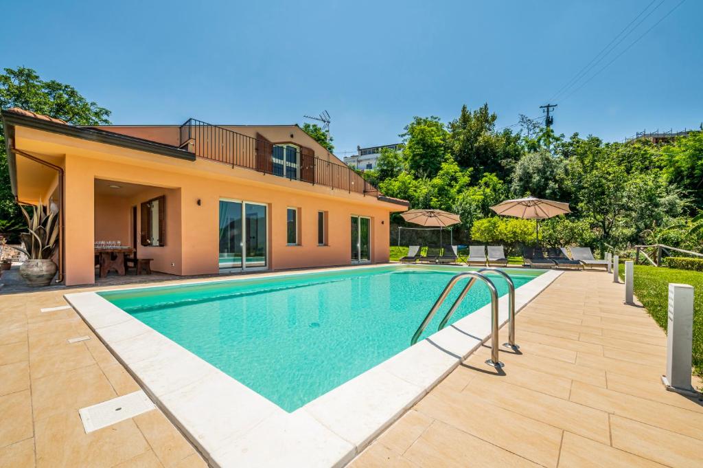 Delightful 4 Bed Villa with Heated pool & Jacuzzi Overlooking Aeolian Islands - Villa With Private Pool