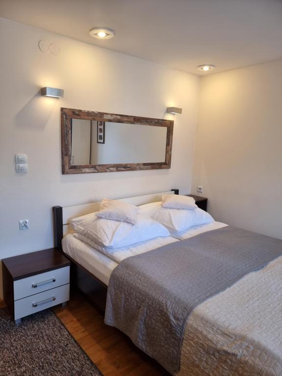 sypialnia z 2 łóżkami i lustrem na ścianie w obiekcie Pokoje Bardzo Gościnne w mieście Karpacz