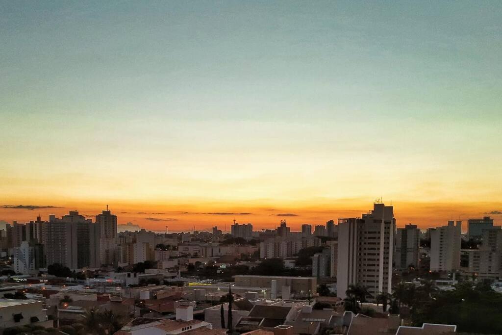 a view of a city skyline at sunset at Apartamento para Negócios e Lazer no Aeroporto in Sao Jose do Rio Preto