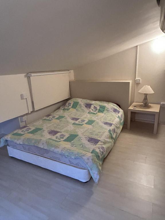 Postel nebo postele na pokoji v ubytování Beautiful maisonette in Protaras