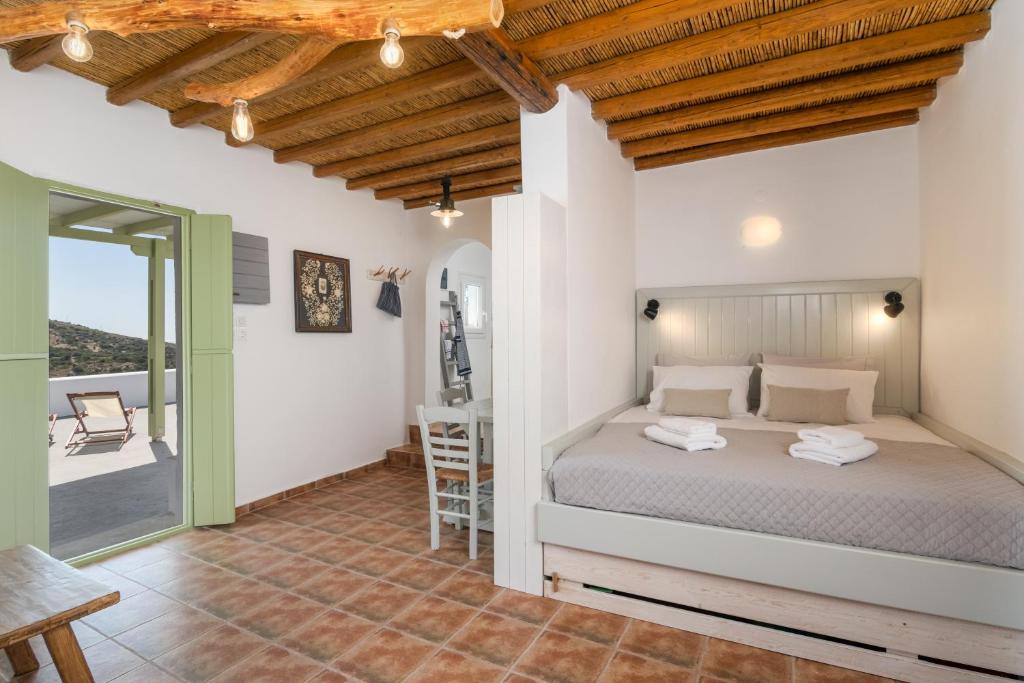 1 dormitorio con 1 cama y balcón en xylokeratia home milos, 