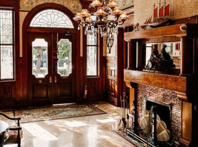 رزرو هتل و هاستل، ملکه کلاسیک توسط Brightwild- Curry Mansion با استخر گرم, رزرو هتل و هتل آپارتمان