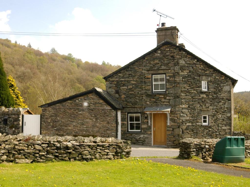an old stone house with a stone wall at 2 Bed in Satterthwaite and Grizedale LLH56 in Grizedale