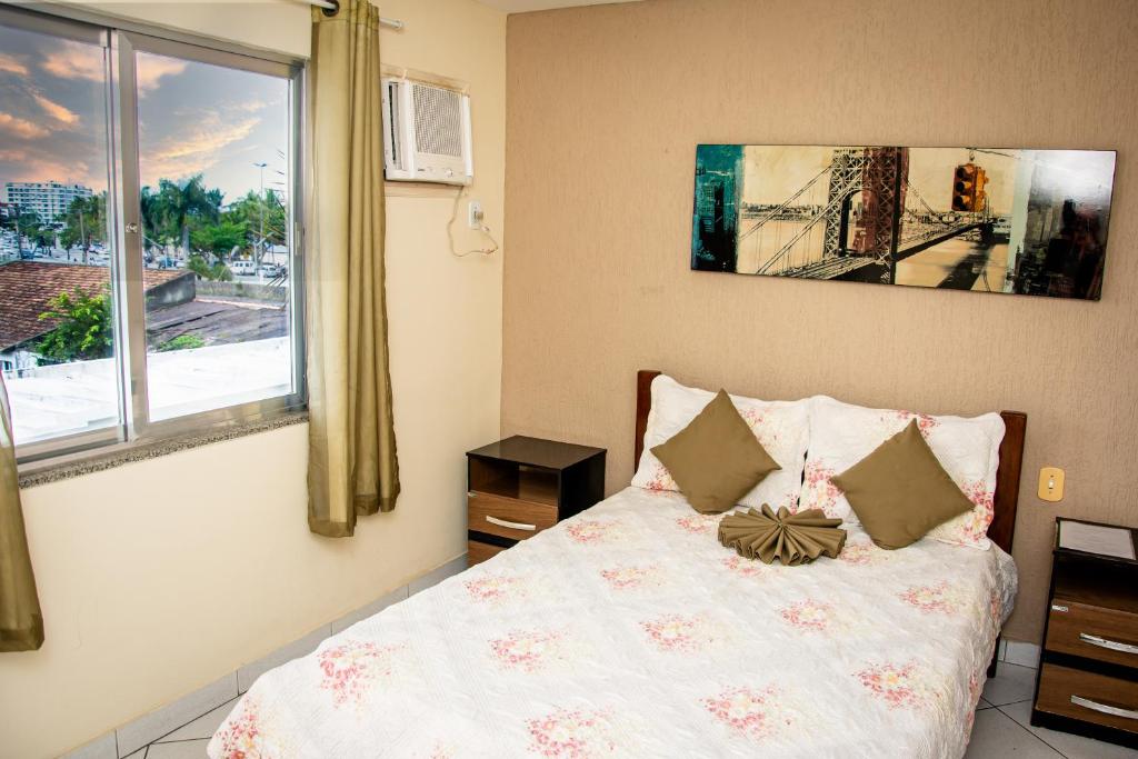 a bedroom with a bed and a window at Orla de Araruama in Araruama