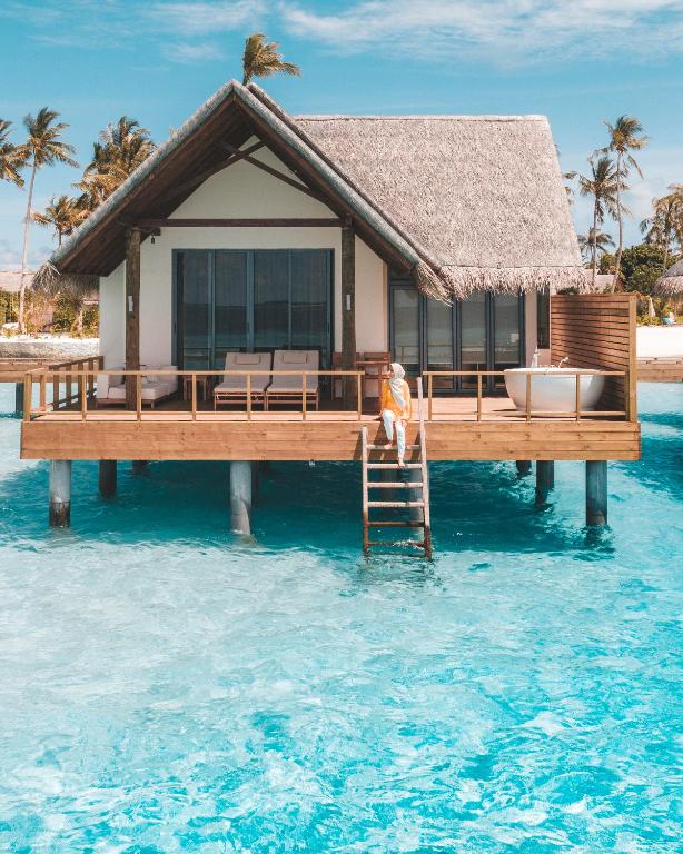 Bazén v ubytování Fushifaru Maldives with 50 percent off on sea plane roundtrip 04 nights & above nebo v jeho okolí
