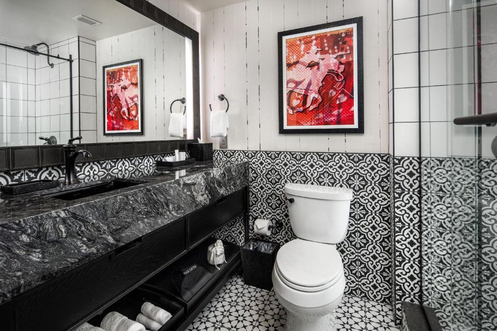 Ein Badezimmer in der Unterkunft Silverton Casino Lodge