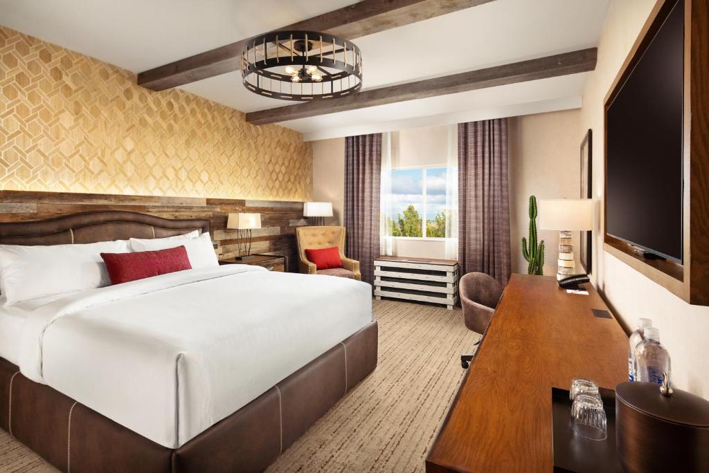 Ein Bett oder Betten in einem Zimmer der Unterkunft Silverton Casino Lodge