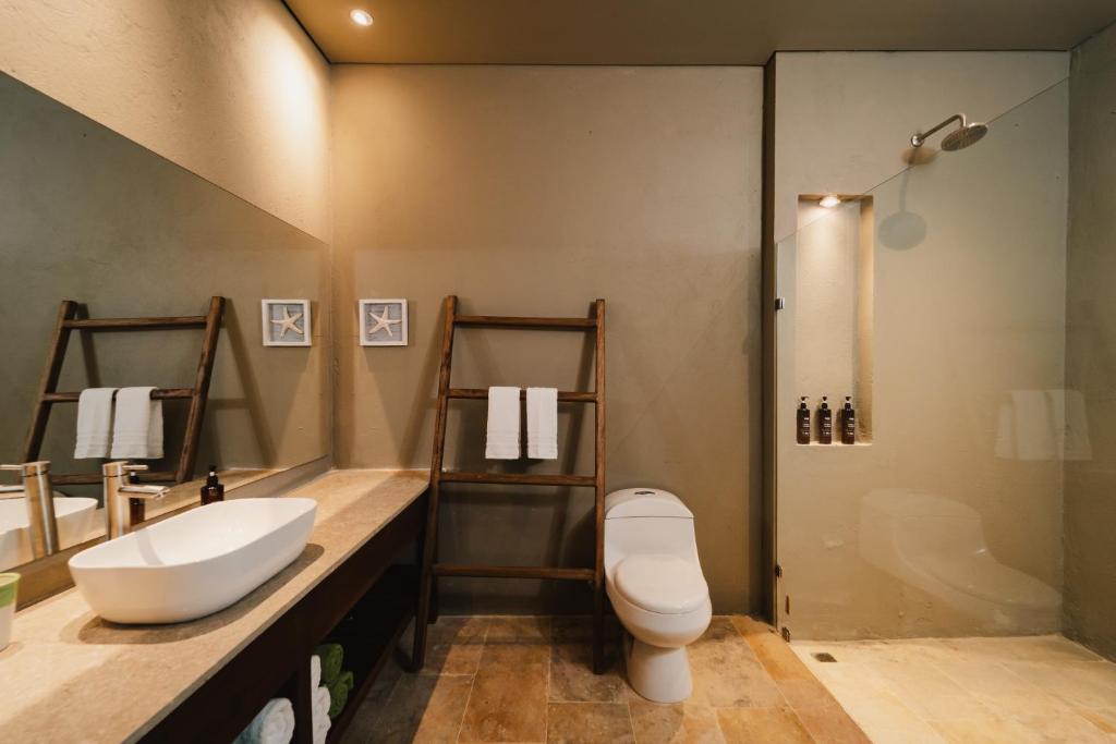 Koupelna v ubytování Naio Hotel y Villas