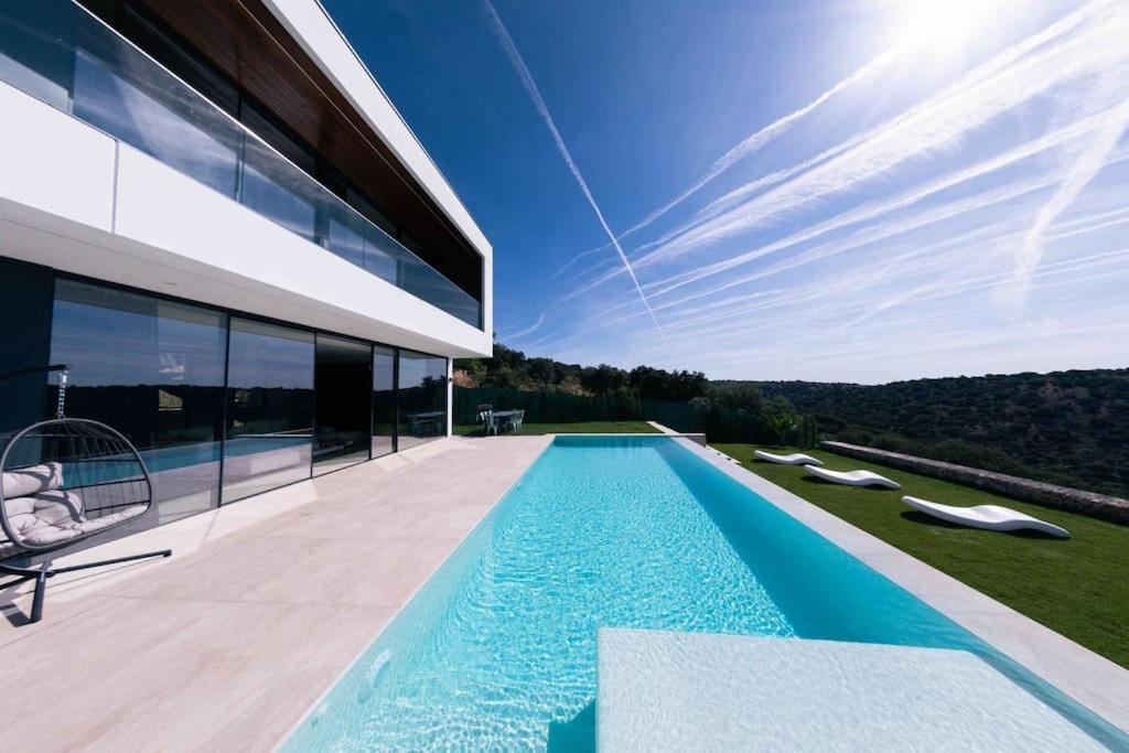 Villa exclusiva con piscina infinity y jacuzzi! - Housity