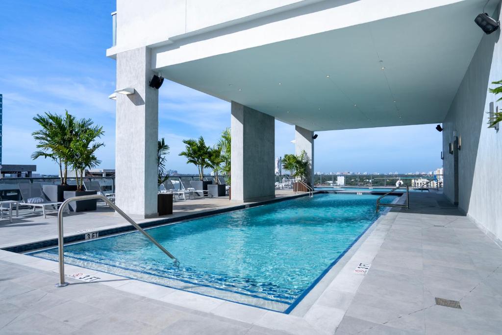 una piscina en la parte superior de un edificio en Smart Brickell Hotel, en Miami