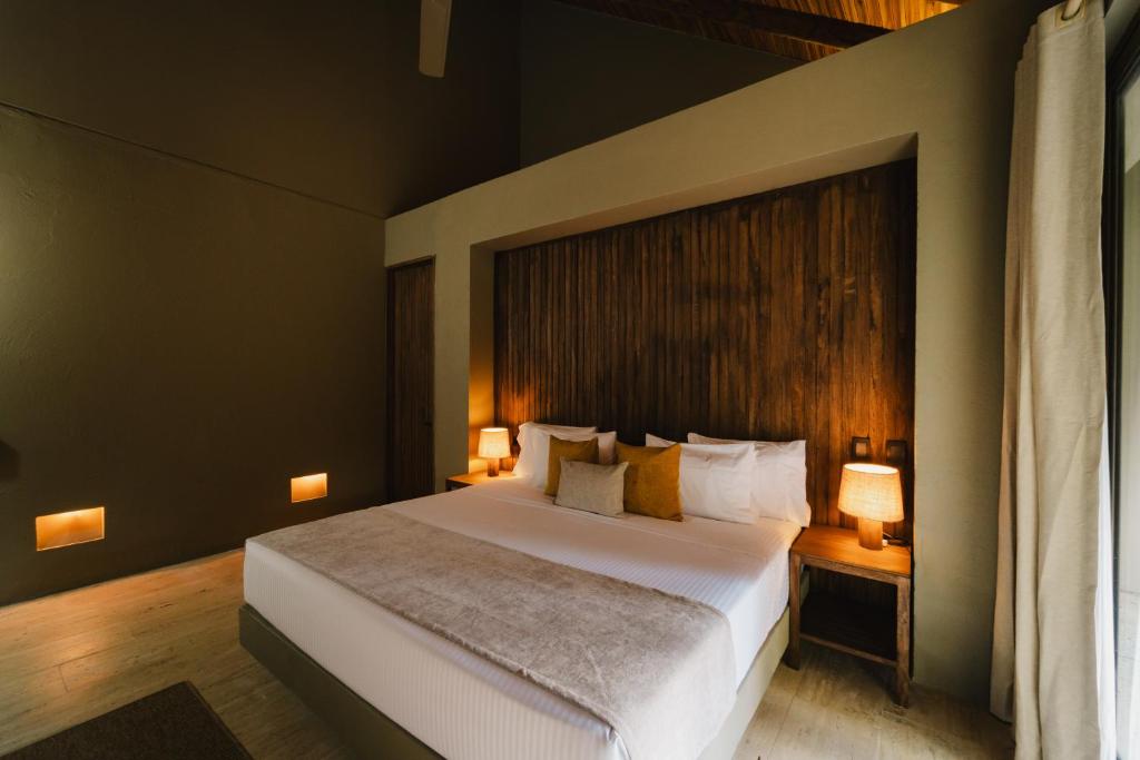 Postel nebo postele na pokoji v ubytování Naio Hotel y Villas