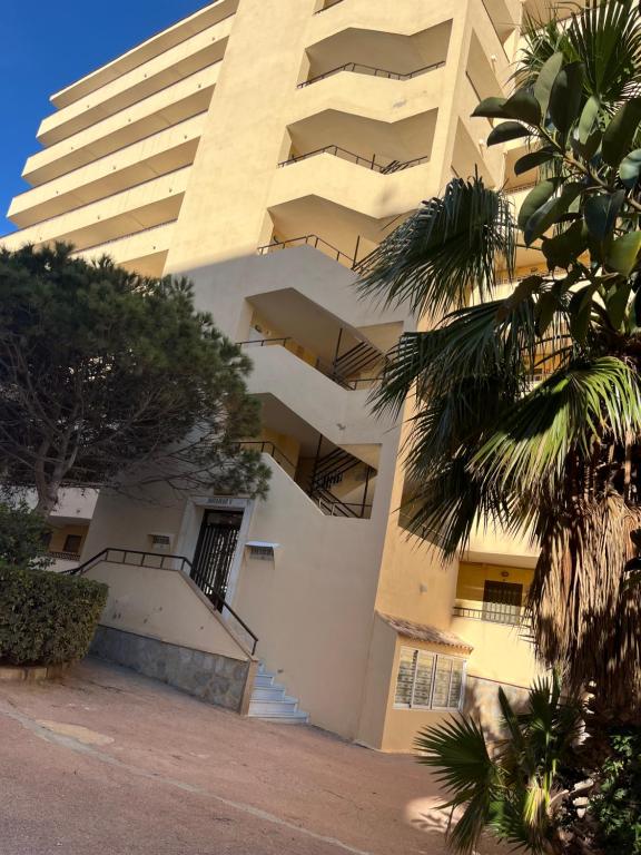 Το κτήριο όπου στεγάζεται  το διαμέρισμα