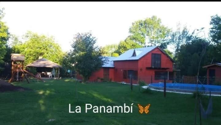 una gran casa roja con un patio con un patio en Casa quinta La Panambí en Campana