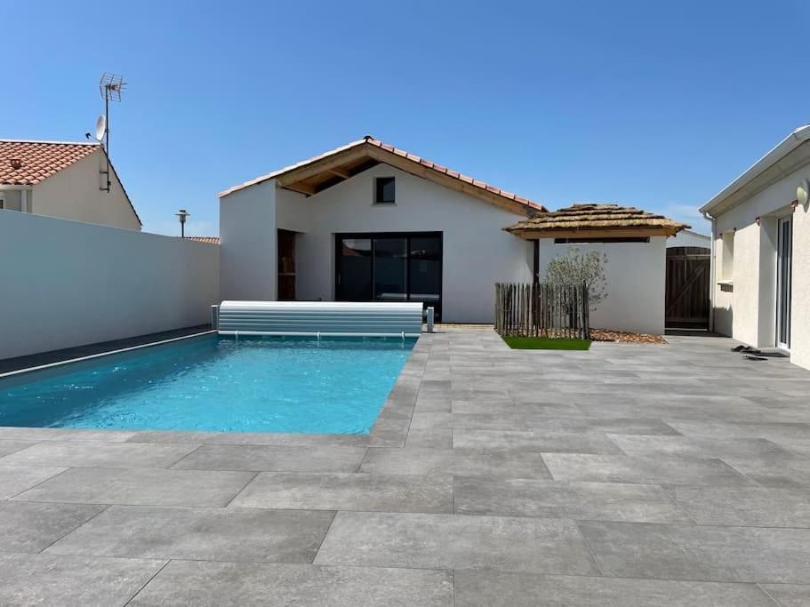 une piscine devant une maison dans l'établissement MAISON NOTRE DAME DE MONTS, à Notre-Dame-de-Monts
