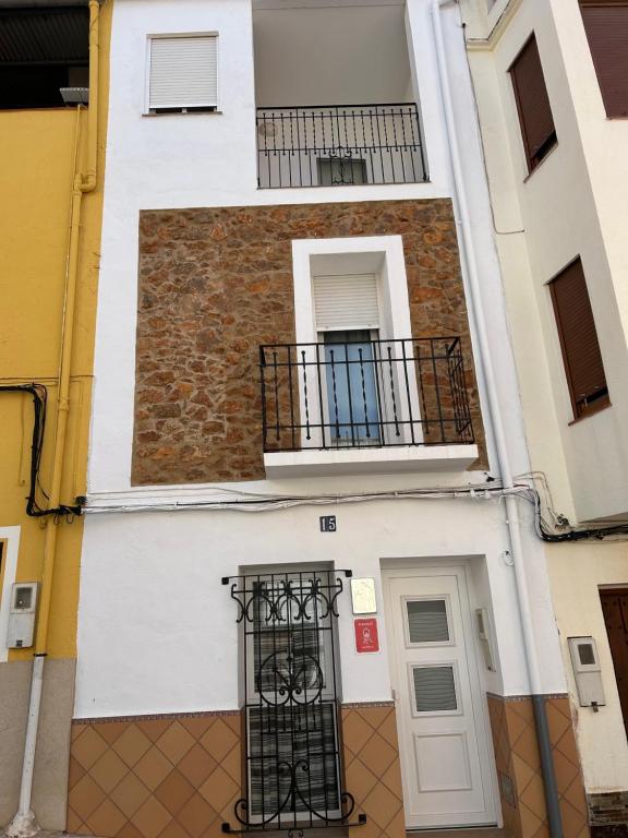 un edificio con balcón y puerta en Casa Juan, en Cabanes