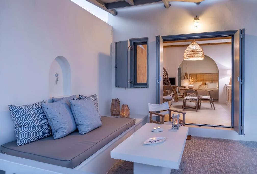una sala de estar con un sofá y una mesa en Sirma Beach House, en Kimolos
