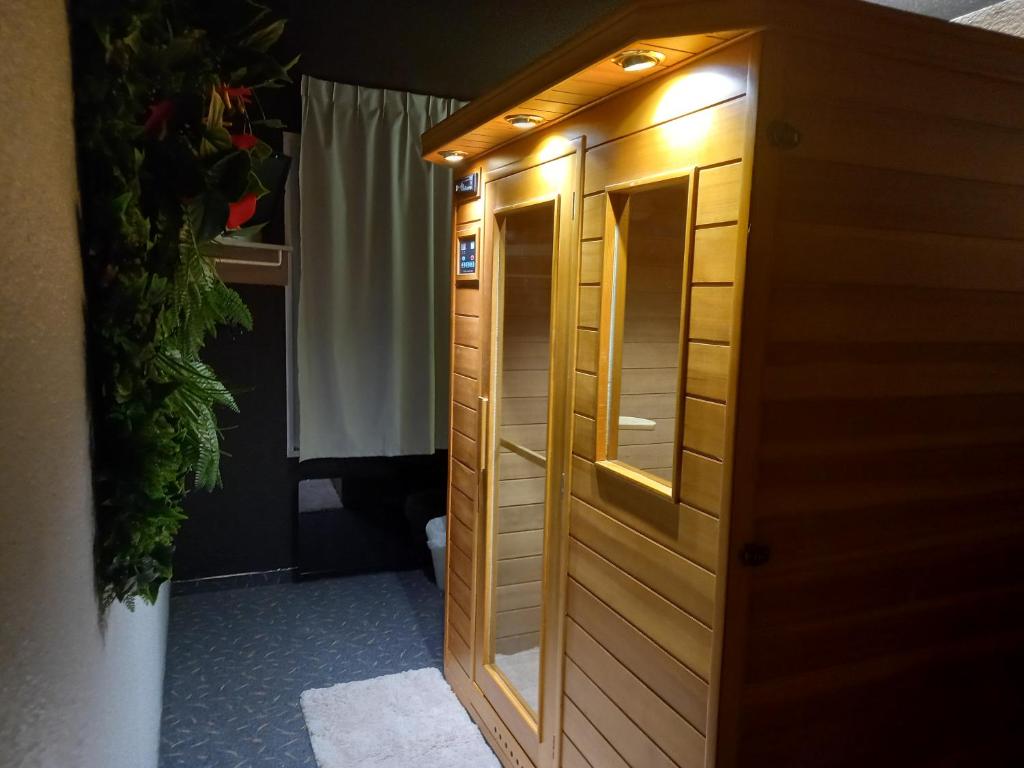 d'un meuble en bois avec une lumière au-dessus. dans l'établissement hôtel QUICK Palace Tours Nord, à Tours