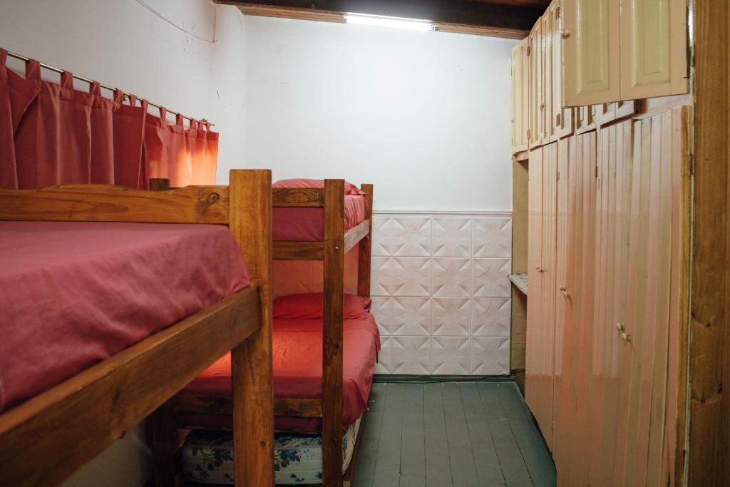 een kamer met 2 stapelbedden en een deuropening bij InstaLate Hostel in Santa Fe