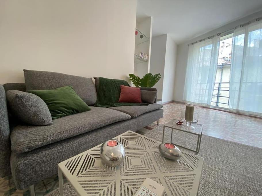 un salon avec un canapé et une table dans l'établissement le contemporain-2 chambres-vue Eglise saint paul, à Nîmes