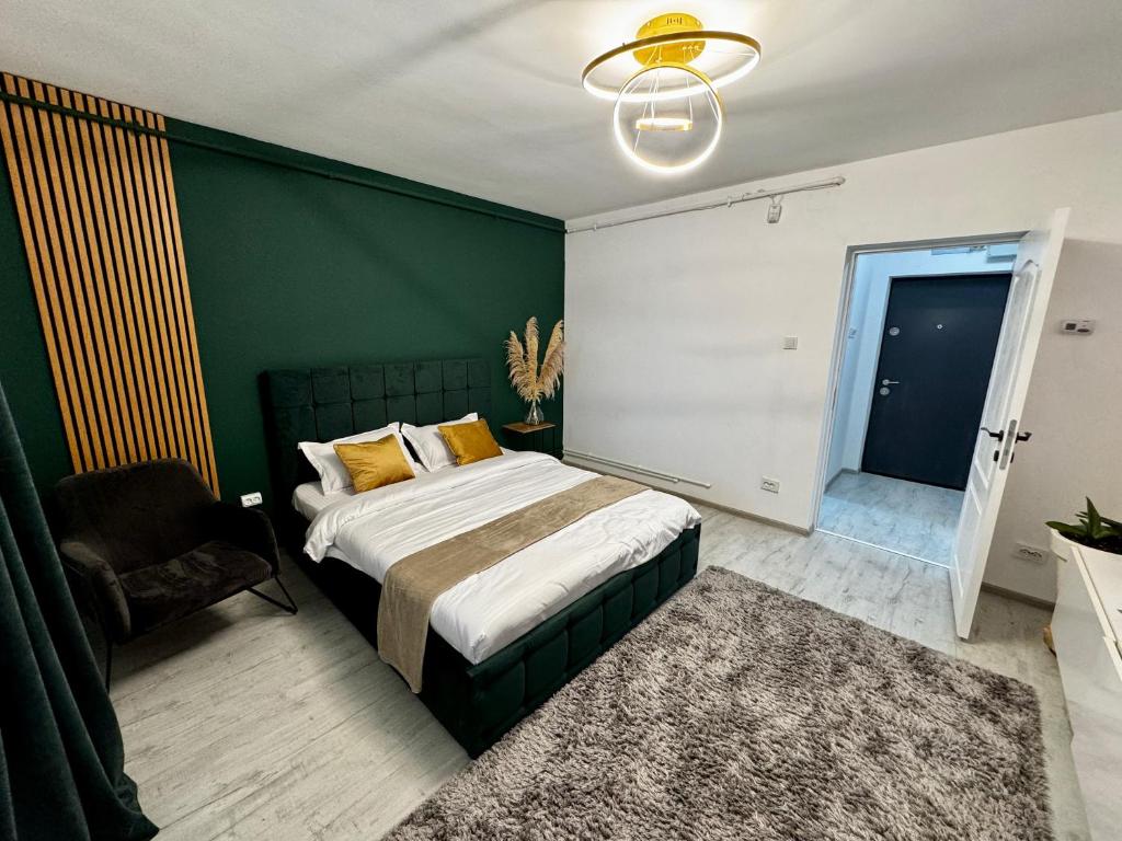 a bedroom with a bed and a green wall at Modern 1 bedroom apartament in Turnu Măgurele