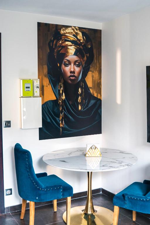 une peinture d'une femme noire sur un mur dans l'établissement Studio Mignon proche de Paris et Disneyland, à Neuilly-sur-Marne