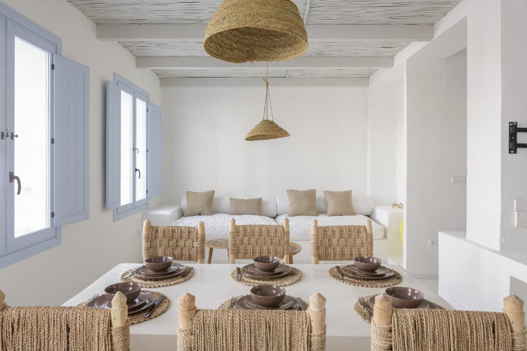 ein Wohnzimmer mit einem Sofa, einem Tisch und Stühlen in der Unterkunft Luxury Houses La Mar de Bonita in Guardamar del Segura