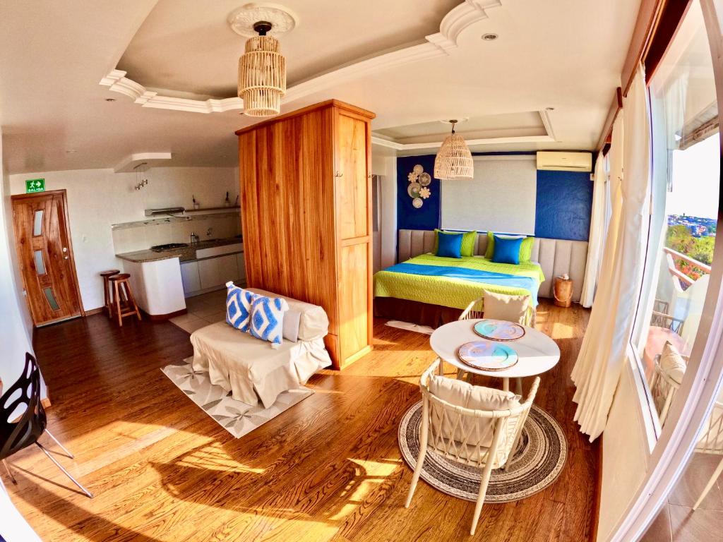 een woonkamer met een bed en een tafel bij Suite Cielo, Discover the magic of Galapagos in Puerto Baquerizo Moreno