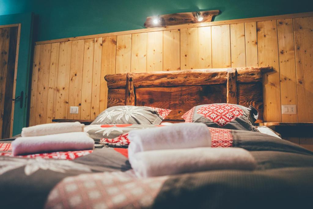 - un groupe de lits dans une chambre dotée de murs en bois dans l'établissement Casa Franca trilocale, à Argentera