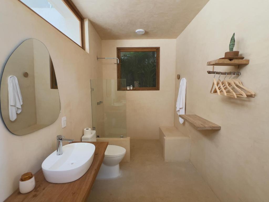 馬尊特的住宿－YAM HOTEL，一间带水槽、卫生间和镜子的浴室