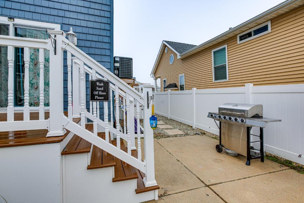 Balkón nebo terasa v ubytování Bright Duplex Condo Walk to Brigantine Beach!