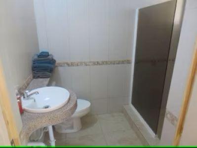 La salle de bains est pourvue d'un lavabo, de toilettes et d'une douche. dans l'établissement Vistabella Beach House - Pool, Beach - 12ppl, à El Porvenir