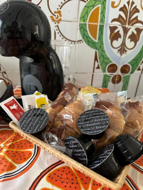 バレンシアにあるHabitación con Baño privadoのテーブルにパンとクッキーのトレイ