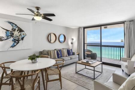 Posezení v ubytování The Oyster by Brightwild-Beachfront Condo