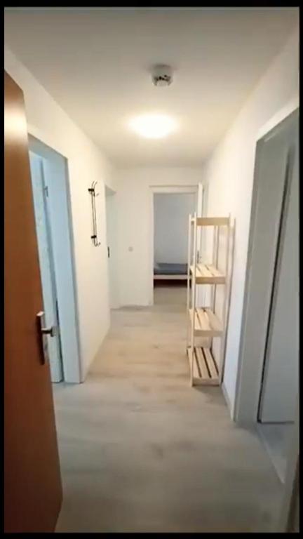 een lege hal met een ladder in een kamer bij Apartkeep Plauen 25 in Plauen