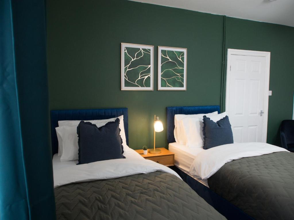 Krevet ili kreveti u jedinici u okviru objekta Glenthorpe House - Modern 3 Bedroom House Near City Centre
