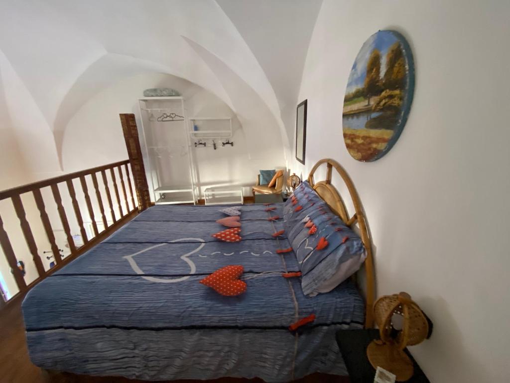 Schlafzimmer mit einem Bett mit blauer Decke in der Unterkunft Casetta zia Tetti in Lecce