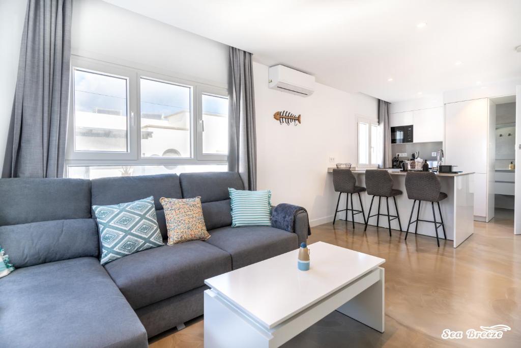 un soggiorno con divano e tavolo di Apartamentos Sea Breeze a Famara