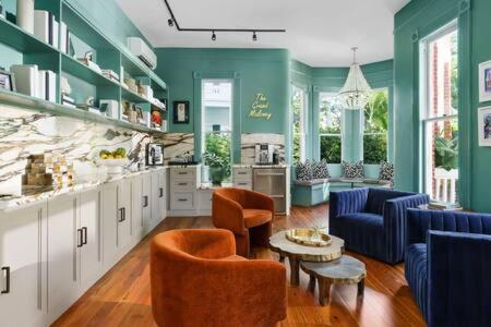 اتاق آبی در Grand Maloney توسط Brightwild, آژانس هواپیمایی آسمان سپید