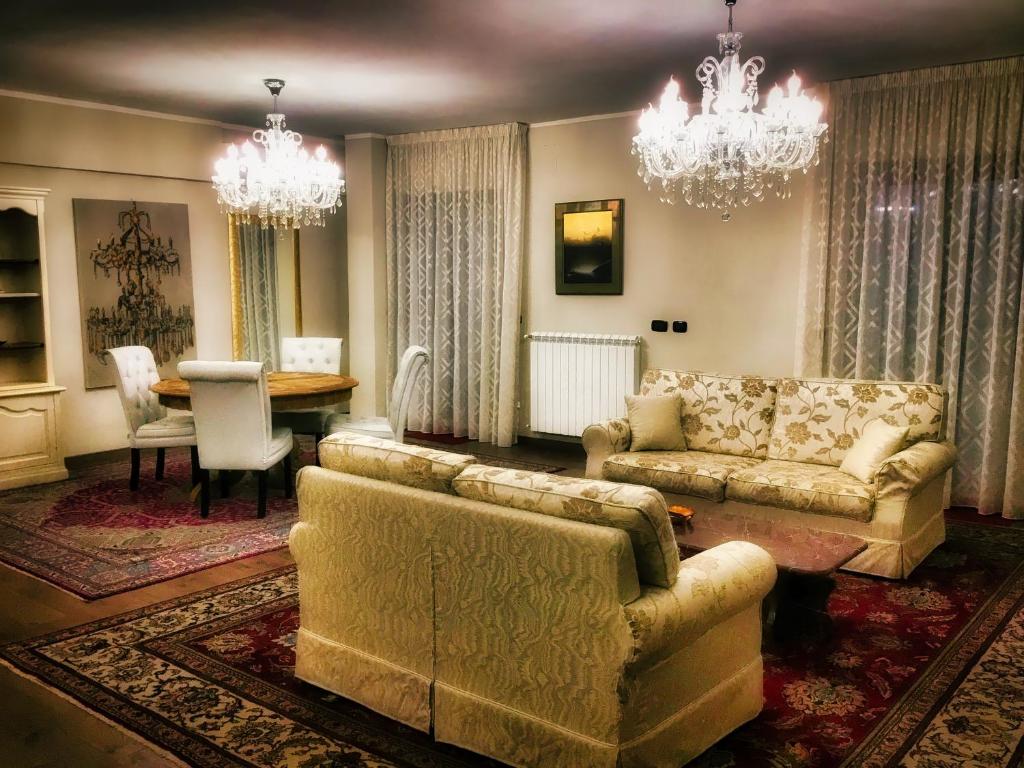 uma sala de estar com 2 sofás e uma sala de jantar em Erania Apartments em Sala Consilina