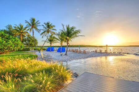 رزرو هتل و هاستل، سوئیت گرند مارینا توسط Brightwild-Waterfront Condo