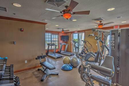 Fitness centrum a/nebo fitness zařízení v ubytování Grand Marina Suite -Waterfront Condo