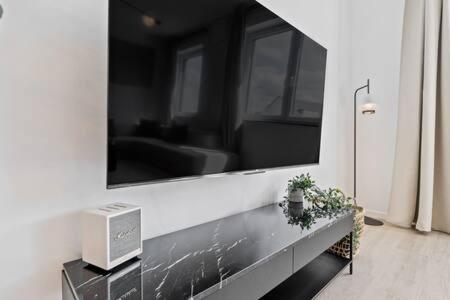 TV a/nebo společenská místnost v ubytování Stylish Retreat in Bivange Roeser