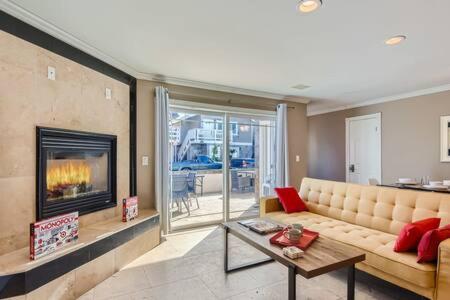 Posezení v ubytování Awesome 3BR 2BTH 1 Block To Beach C2