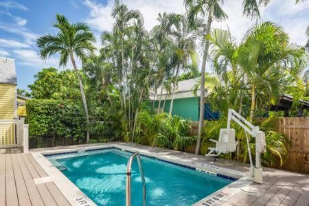 رزرو هتل، Pierre Auguste Renoir توسط Brightwild- Heated Pool در Galleria #11