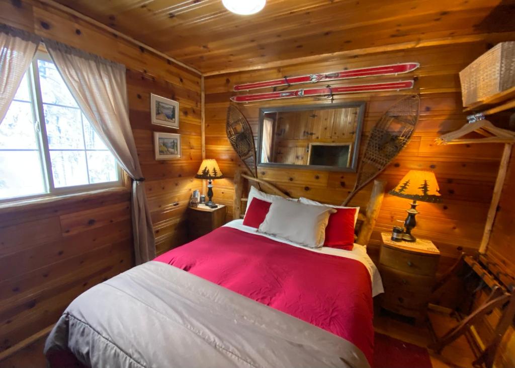 a bedroom with a bed in a log cabin at Tahoma Meadows in Tahoma