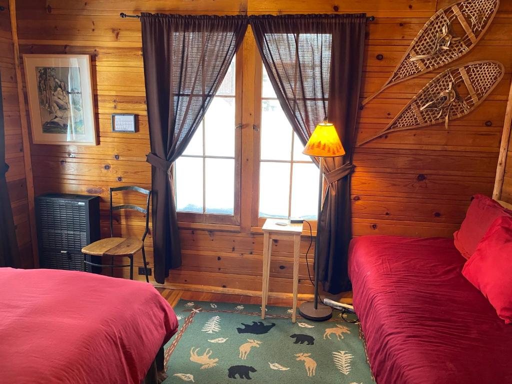 Postel nebo postele na pokoji v ubytování Tahoma Meadows - Sugar Pine Cabin