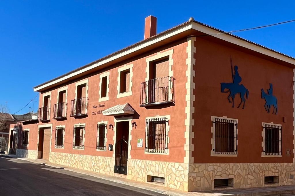 un edificio con caballos pintados al costado. en Casa Rural "La Pepa", 