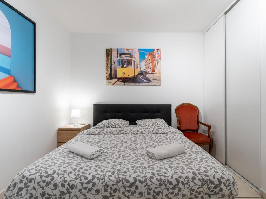 維勒班的住宿－Cosy Corner avec garage et balcon proche Part-Dieu，一间卧室配有一张带两个枕头的床