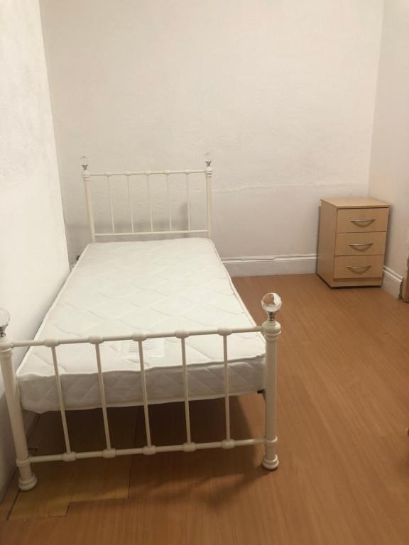 1 dormitorio con cama blanca y vestidor en 275, en Nottingham